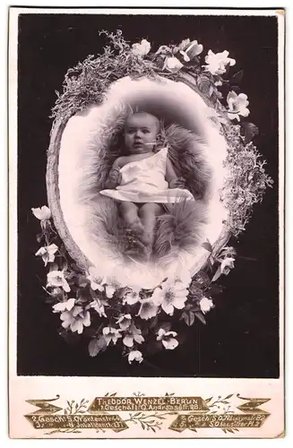 Fotografie Theodor Wenzel, Berlin, Andreasst. 28, Portrait Kleinkind im Leibchen auf einem Fell liegend im Passepartout