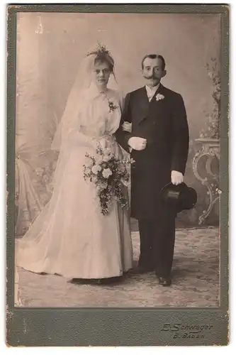 Fotografie E. Schwager, Baden-Baden, Stefaniestr. 4, Portrait Hochzeitspaar im Kleid mit Schleier und Anzug mit Zylinder