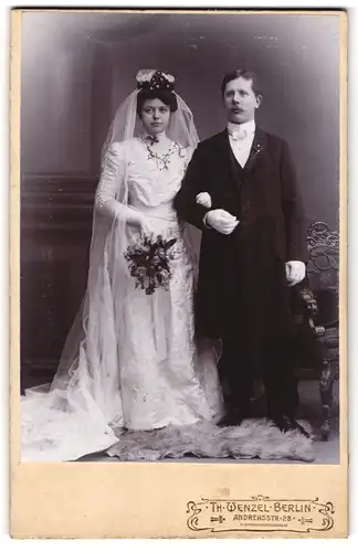 Fotografie Th. Wenzel, Berlin, Andreasstr. 28, Portrait Eheleute Seick im Hochzeitskleid mit Schleier und Anzug