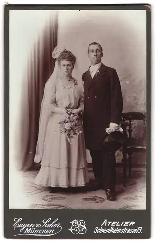 Fotografie Eugen v. Saher, München, Schwanthalerstr. 73, Portrait Ehepaar im Hochzeitskleid und Anzug mit Zylinder