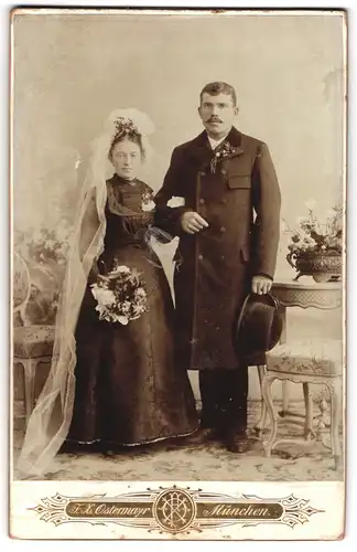 Fotografie F. X .Ostermayr, München, Karlsplatz 6, Portrait junges Ehepaar im schwarzen Kleid und Anzug mit Hut