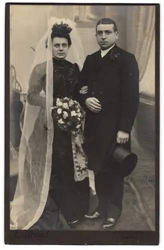 Fotografie A. Brand, Braunschweig, Südklint 8, Portrait Ehepaar im schwarzen Kleid und Anzug mit Zylinder