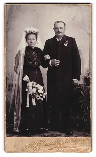 Fotografie A. Gieseler Nachf., Ingolstadt, Milchstr. 14, Portrait Paar im schwarzen Hochzeitskleid und Anzug