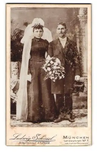 Fotografie Ludwig Schiessl, München, Landwehrstr. 7, Portrait Eheleute im schwarzen Kleid und Anzug mit Zylinder