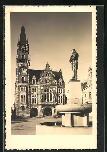 AK Friedland / Frydlant, Rathaus und Brunnen