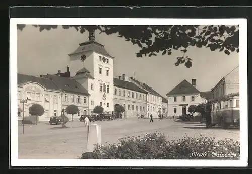 AK Jilové, Námesti, Marktplatz mit Rathaus im Sonnenschein