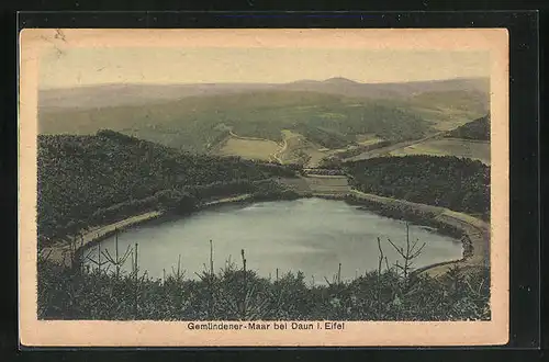 AK Daun /Eifel, Gemünder Maar mit Hügelland