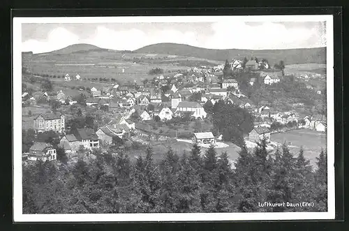 AK Daun /Eifel, Blick auf Ort mit umliegenden Bergen
