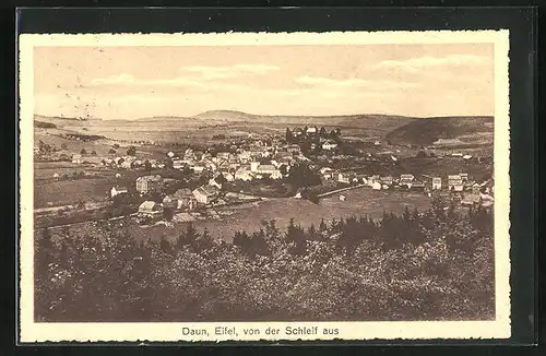 AK Daun /Eifel, Blick auf Hügellandschaft und Ort von der Schleif aus