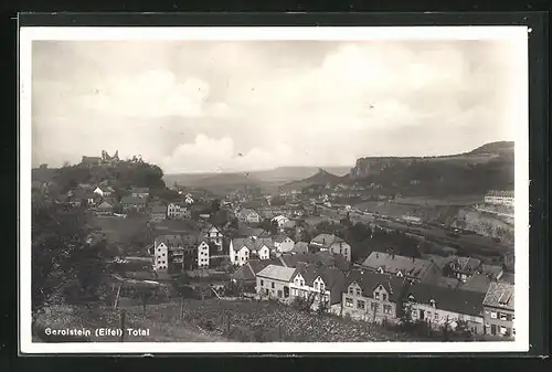 AK Gerolstein /Eifel, Totalansicht des Ortes mit Ruine