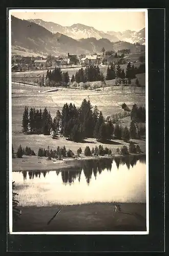 AK Oy /Allgäu, Blick vom See, über das Dorf bis zu den Bergen