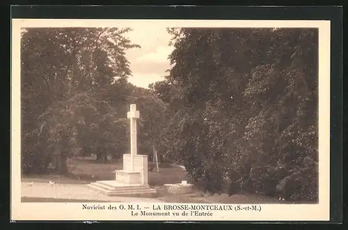 AK La Brosse-Montceaux, Le Monument vu de l` Entree