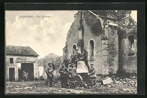 AK Richecourt, Soldaten mit Glocken aus dem Kirchturm