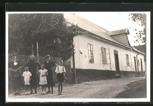 Foto-AK Trnova, Familie vor Haus