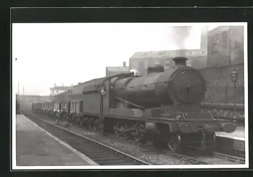AK Englische Eisenbahn, Güterzug mit Dampflokomotive