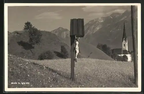 AK Igls, Wegekreuz mit Blick zur Kirche