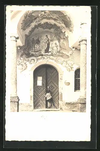 AK Innsbruck, Kleiner Junge an der Tür der Kirche