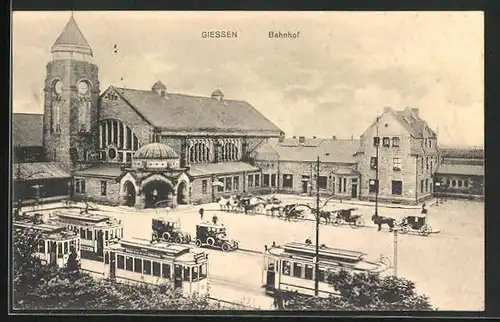 AK Giessen, Strassenbahnen vor dem Bahnhof