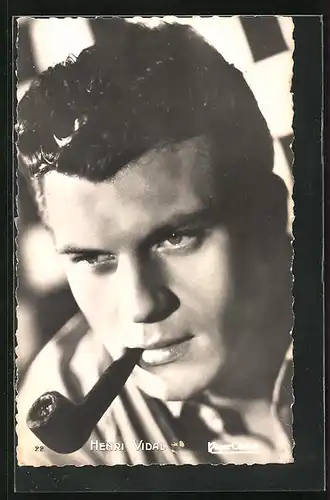 AK Schauspieler Henri Vidal raucht Pfeife