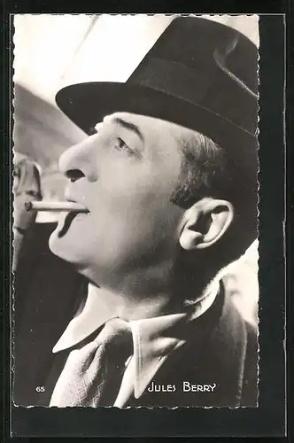 AK Schauspieler Jules Berry mit Zigarette und Hut