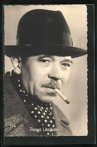 AK Schauspieler Pierre Larquey mit Zigarette und Hut