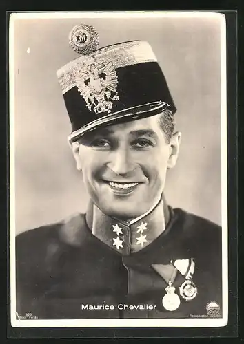AK Schauspieler Maurice Chevalier in einer Filmuniform
