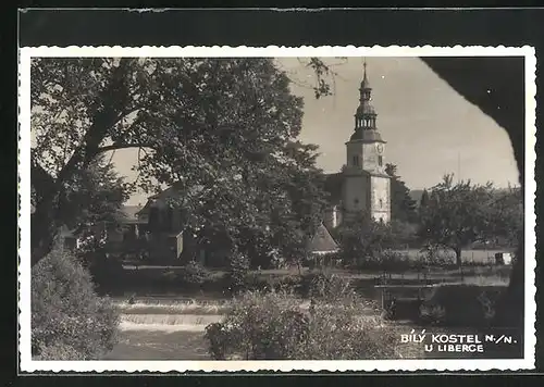 AK Bily, Kostel, Ortspartie mit Kirche