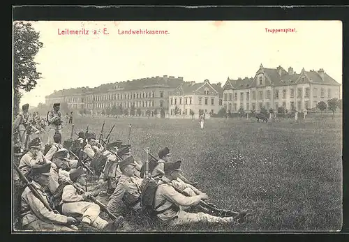 AK Leitmeritz / Litomerice, Landwehrkaserne, das Truppenspital, Soldaten auf der Wiese
