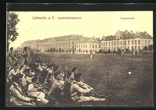 AK Leitmeritz / Litomerice, Truppenspital und Landwehrkaserne, Gruppenbild Soldaten in Uniformen