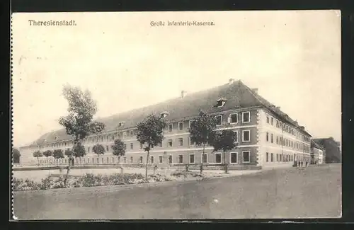 AK Theresienstadt / Terezin, Vorplatz zur Grossen Infanterie-Kaserne