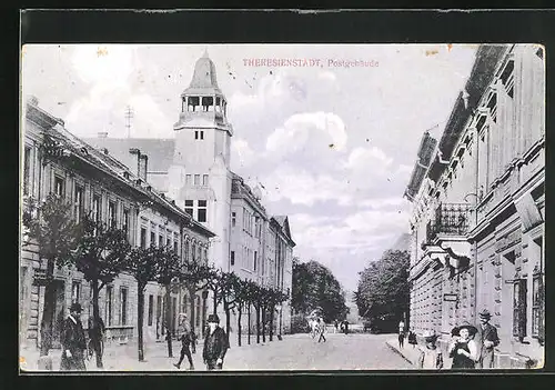 AK Theresienstadt / Terezin, Passanten vor dem Postgebäude