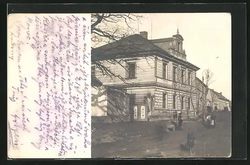 Foto-AK Jirny, Gebäude mit Anwohnern