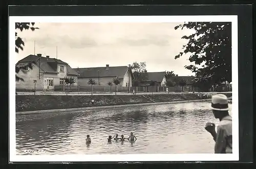 AK Krchleby, Kinder baden im Fluss vor den Wohnhäusern