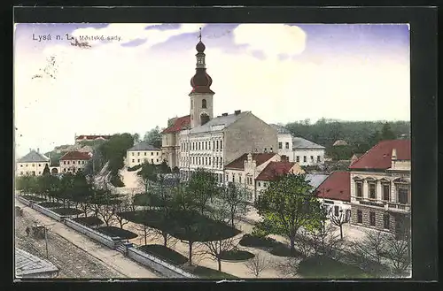 AK Lissa / Lysa, Mestske Sady, Platzpartie mit Blick zur Kirche