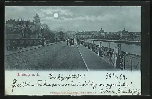 Mondschein-AK Brandys n. L., Passanten auf der Brücke in die Stadt