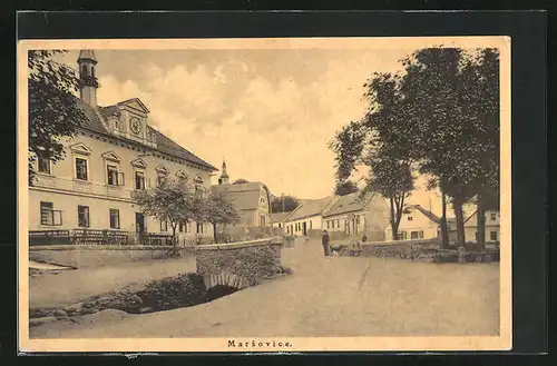 AK Marsovice, an der kleinen Brücke im Ort vor dem Rathaus