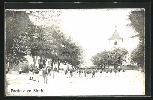 AK Struh, Gruppenbild Soldaten in Uniformen vor der Kirche