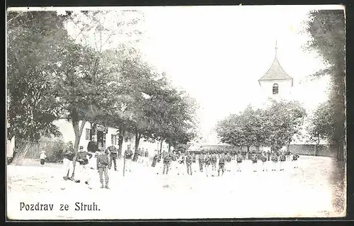 AK Struh, Partie an der Kirche auf dem Hauptplatz, Soldaten in Uniformen