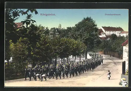 AK Königsbrück, Parade in der Dresdnerstrasse