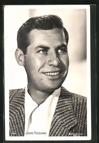 AK Schauspieler John Hodiak zur Seite lächelnd