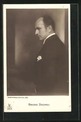 AK Schauspieler Bruno Decarli sitzend im Anzug mit Blick zum Boden