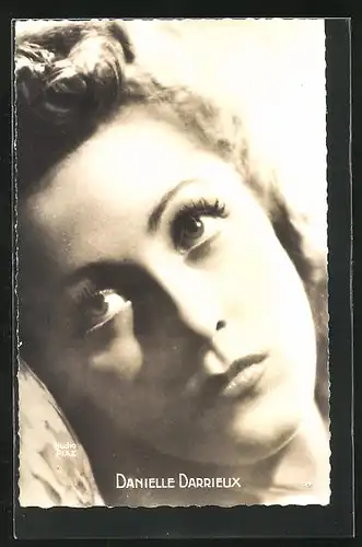 AK Schauspieler Danielle Darrieux mit verführerischem Blick nach oben