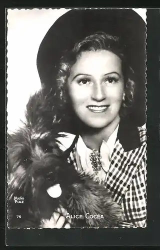 AK Schauspieler Alice Cocéa mit grossem Hut und Hund auf dem Arm