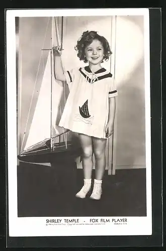 AK Schauspieler Shirley Temple mit Dekoschiff