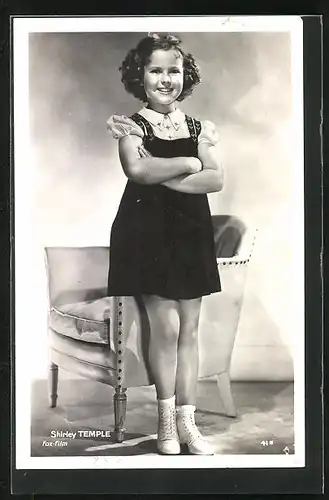 AK Schauspieler Shirley Temple im schwarzen Kleid mit verschränkten Armen