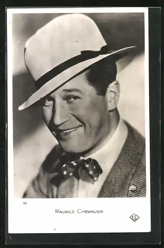 AK Schauspieler Maurice Chevalier mit Hut und Fliege, lächelnd in die Kamera