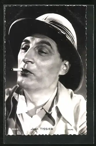 AK Schauspieler Jean Tissier mit Hut und Zigarette im Mund
