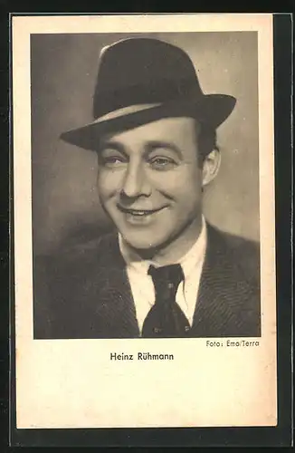 AK Schauspieler Heinz Rühmann mit Hut und lächelnd in die Kamera