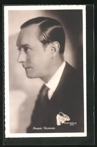 AK Schauspieler André Roanne im Anzug mit Kravatte im Seitenporträt