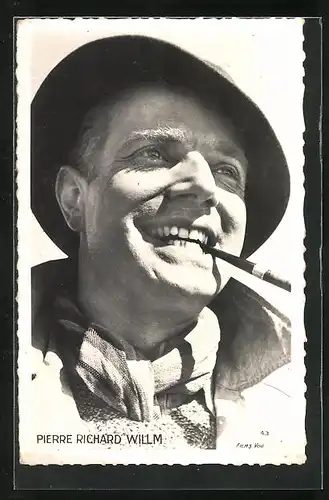 AK Schauspieler Pierre Richard Willm mit Hut und Zigarre im Mund